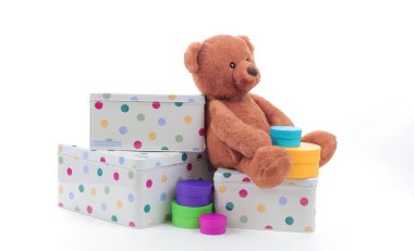 Şirin kahverengi ayıcıklı ve bir sürü renkli hediye kutusu olan saf beyaz arka planda metnin için fotokopi alanı olan.