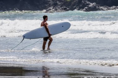 Sörfçü Manuel Antonio Kosta Rika