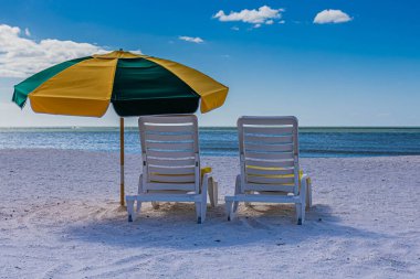 Koltuklar ve bir şemsiye Marco Adası Florida