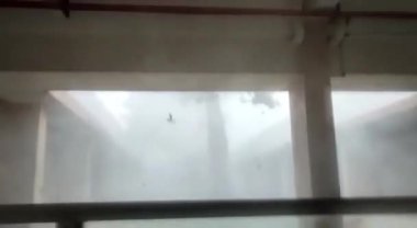 Şiddetli yağmur ve kuvvetli rüzgarların şiddetini hissedin. Bu güçlü fırtına görüntülerinde. Yağmur kırbaçlandıkça ve rüzgarlar gürlerken doğanın ham gücüne tanık olun.