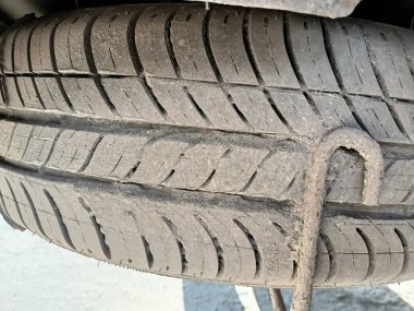 Siyah arka planda araba lastiği