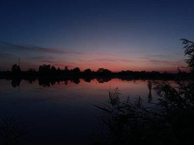 Gölün üzerinde güzel bir gün batımı
