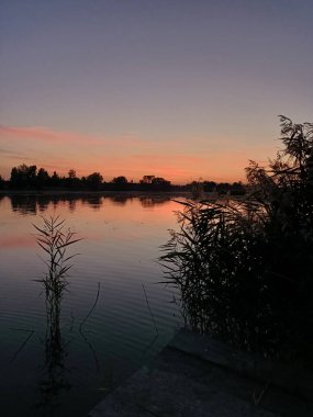 Gölün üzerinde güzel bir gün batımı