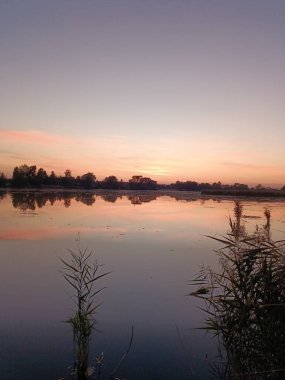 Gölün üzerinde güzel bir gün batımı