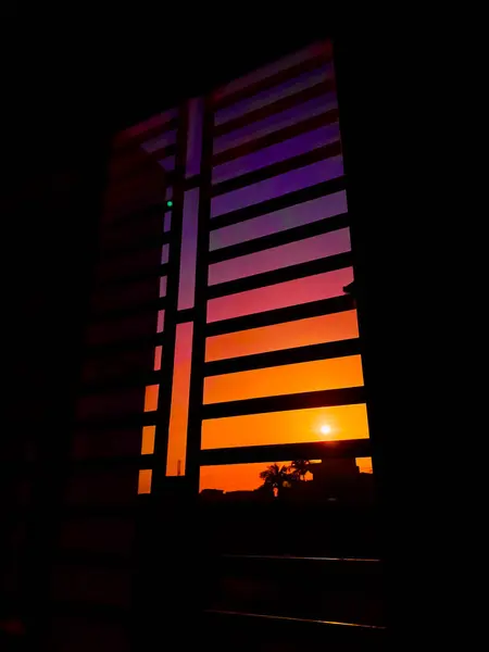 Güzel bir gün batımı manzarası, mor, kırmızı, turuncu. Akşam manzarası modern pencere manzarası.