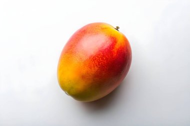 Beyaz Arkaplanda Olgun Mango Taze Tropikal Meyve Yakın Çekimi