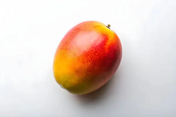 Beyaz Arkaplanda Olgun Mango Taze Tropikal Meyve Yakın Çekimi