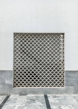 Kare Demir Pencere Izgarası Beyaz Duvarda