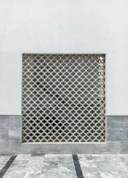 Kare Demir Pencere Izgarası Beyaz Duvarda