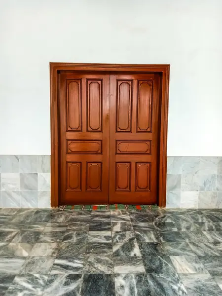  Zarif Kahverengi Ahşap Kapılı Mermer İç döşeme