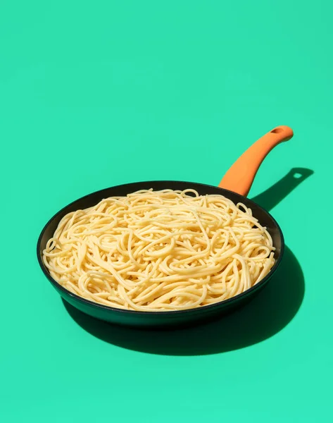 Poêle Fonte Avec Spaghettis Cuits Minimaliste Sur Une Table Verte — Photo