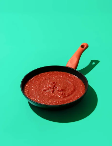 Iron Cast Pan Tomato Sauce Minimalist Green Colored Table Traditional — Stock Photo, Image