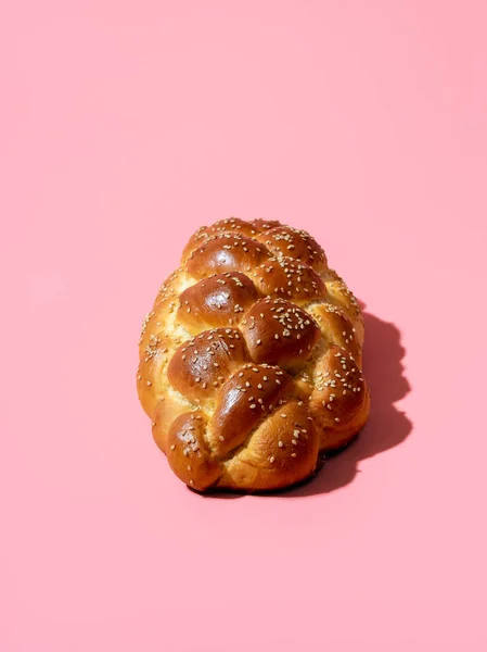 Närbild Med Nybakad Challah Brödminimalist Ett Rosa Bord Hemlagat Flätat — Stockfoto