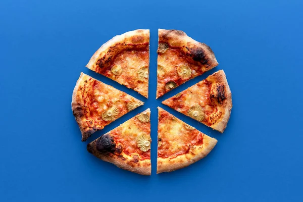 Widok Góry Plasterkami Pizzy Izolowane Niebieskim Tle Domowej Roboty Pizza — Zdjęcie stockowe
