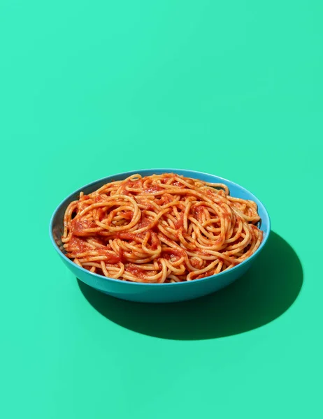Bol Avec Spaghettis Sauce Tomate Minimaliste Sur Une Table Verte — Photo