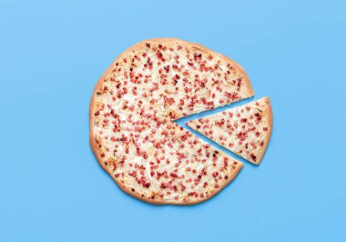 Mavi bir masanın üstünde tarte flambee minimalist ile. Peynirli, soğanlı ve pastırmalı ev yapımı flamkuchen.