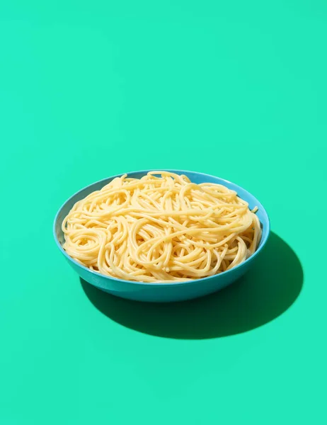 Bol Simple Avec Spaghettis Cuits Minimaliste Sur Une Table Verte — Photo