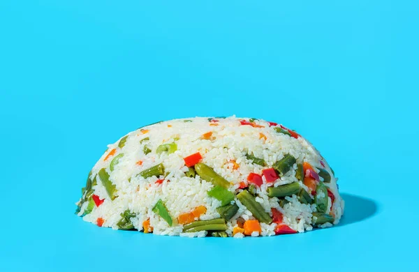 Ázsiai Étel Sült Rizs Különböző Zöldségekkel Közvetlenül Kék Asztalon Finom — Stock Fotó