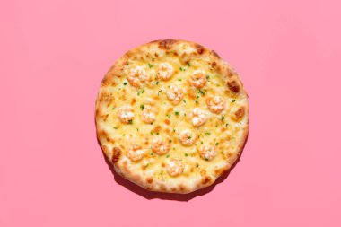 Karides ve peynirli pizza, pembe masadaki minimalist. Pembe arka planda izole edilmiş, parlak ışıkta ev yapımı bir pizzayla yatıyordu.
