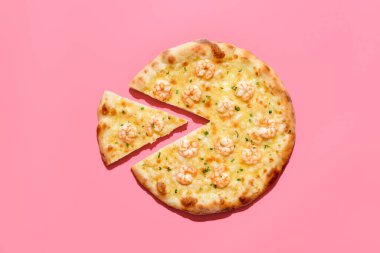 Karides ve mozzarella ile ev yapımı pizza, pembe masada minimalist. Canlı renkli arka planda parlak ışık altında deniz mahsullü leziz pizza.