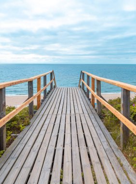 Kuzey Denizi, Almanya 'daki Sylt adasında sahile çıkan tahta merdivenli manzara
