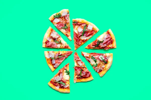 Pyszne Domowe Prosciutto Pizza Izolowane Zielonym Tle Plasterek Pizzy Minimalistyczny — Zdjęcie stockowe