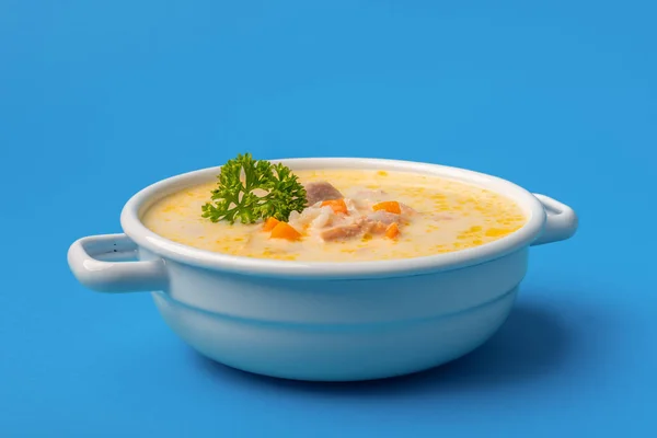 Cuenco Esmalte Blanco Con Deliciosa Sopa Pollo Receta Griega Con Imagen De Stock
