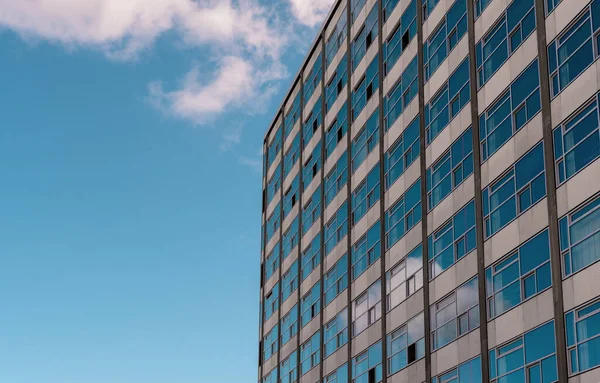 Fasada Budynku Biurowego Wieloma Oknami Błękitnym Niebem Słoneczny Dzień Obraz Stockowy