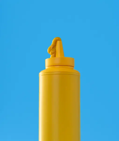 Крупный План Горчичной Пластиковой Бутылкой Синем Фоне Стоковое Фото