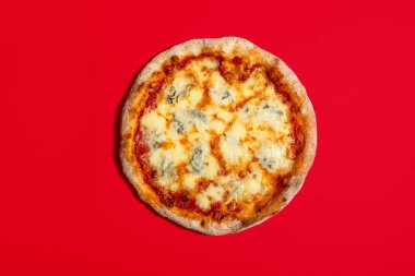 Pizza Gorgonzola, kırmızı arka planda en iyi manzara minimalisti.