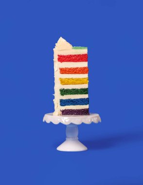 Çok renkli hamurlu tereyağlı pasta dilimi. Mavi bir masada minimalist.