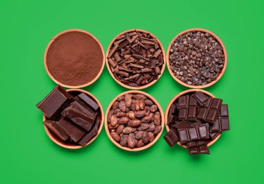 Kakao tozu ve pudra ile üst manzara, ve çeşitli çikolata, yeşil arka planda izole