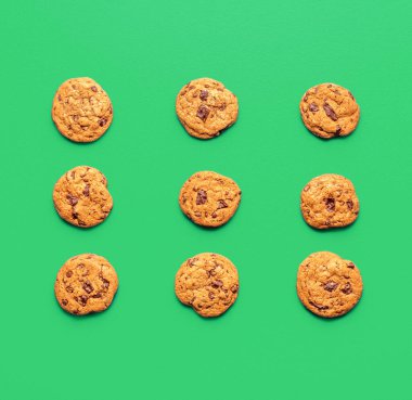 Yeşil bir masada, kare şeklinde yerleştirilmiş çikolatalı kurabiyelerle tam üstte.