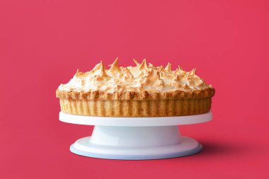 Ev yapımı limonlu pasta. Pembe arka planda izole edilmiş.