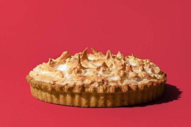 Limonlu pasta, taze pişmiş, pembe arka planda izole edilmiş.