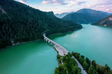 Almanya 'daki Bavyera Alplerinde gün doğumunda Sylvenstein Gölü ile birlikte İHA görüntüsü