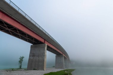 Sylvenstein Gölü üzerindeki köprü, yazın sisli bir sabah, köprünün altından yan manzara