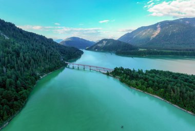 Almanya 'daki Bavyera Alpleri' nde Sylvenstein Gölü ile günbatımında hava manzarası