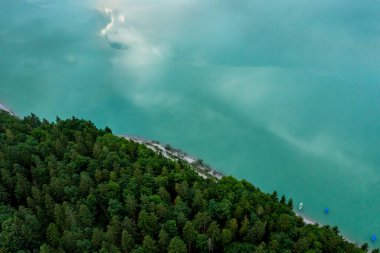 Almanya 'nın Yukarı Bavyera kentindeki Turkuaz Gölü suyu ve çam ormanlarıyla insansız hava aracı bakış açısı