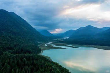 Günbatımında Isar Vadisi 'nde İHA hava görüntüsü Sylvenstein Gölü ile çevrili, Yukarı Bavyera, Almanya