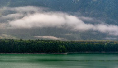 Sylvenstein Gölü ve çevresindeki dağlarla Karwendel Dağları 'nın güzel doğa manzarası
