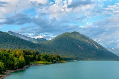 Sylvenstein Gölü ve çevresindeki Bavyera Alpleri ile manzara, güzel bir yaz sabahı