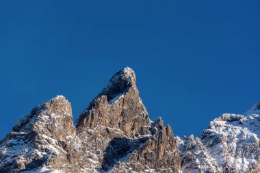 Bavyera Alp dağlarının zirvesi kışın, güneşli bir aralık günü yakın çekim