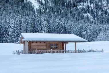 Almanya 'nın Oberstdorf kentindeki kar kaplı kulübesiyle Bavyera Alpleri' nde karlı bir manzara.