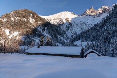 Aralık ayında güneşli bir günde Bavyera Alplerinde karla kaplı bir kış manzarası