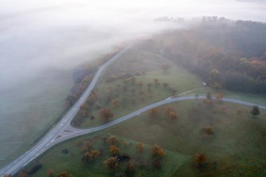 Sonbahar manzaralı bir yol kesişmesi, soğuk bir Ekim sabahında insansız hava aracı görüntüsü.