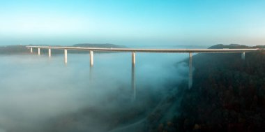 Almanya 'nın en yüksek köprüsü olan Kochertalbrucke ile insansız hava aracı panorması, Braunsbach' taki Kocher Nehri üzerinde A6 karayolunu taşıyor..