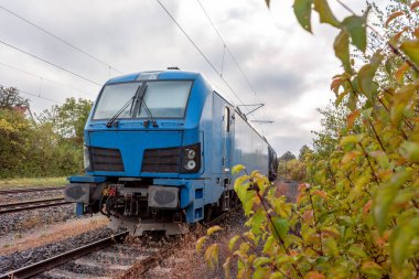 Almanya 'nın Baden Wurttemberg bölgesinde yakıt tankları taşıyan yük treni, sonbaharın güzel bir gününde,