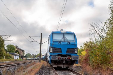 Almanya 'nın Baden Wurttemberg bölgesinde yakıt tankları taşıyan yük treni, sonbaharın güzel bir gününde,