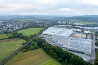 Almanya 'da Baden Wurttemberg' de küçük bir köy yakınlarındaki bir Alman fabrikasının insansız hava görüntüsü.